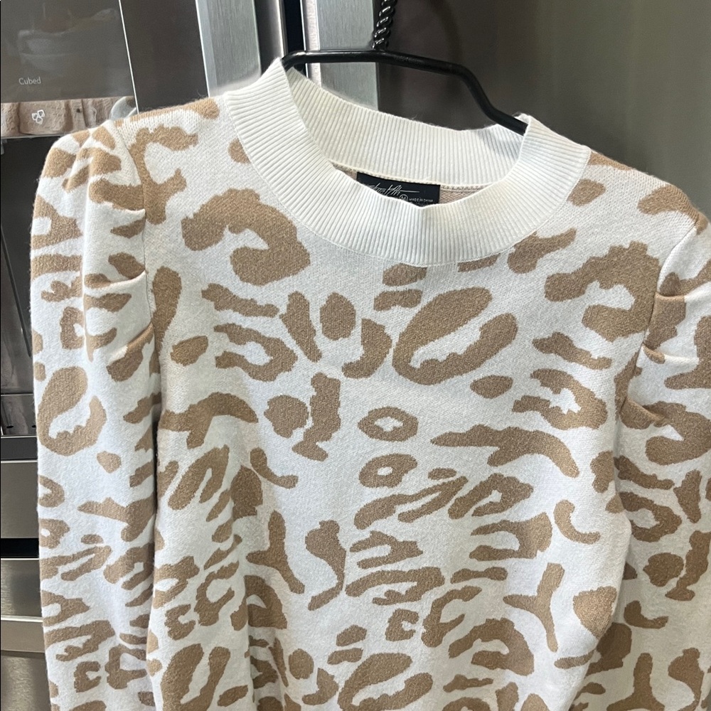 Elegant Animal Print Sweater - White and Tan